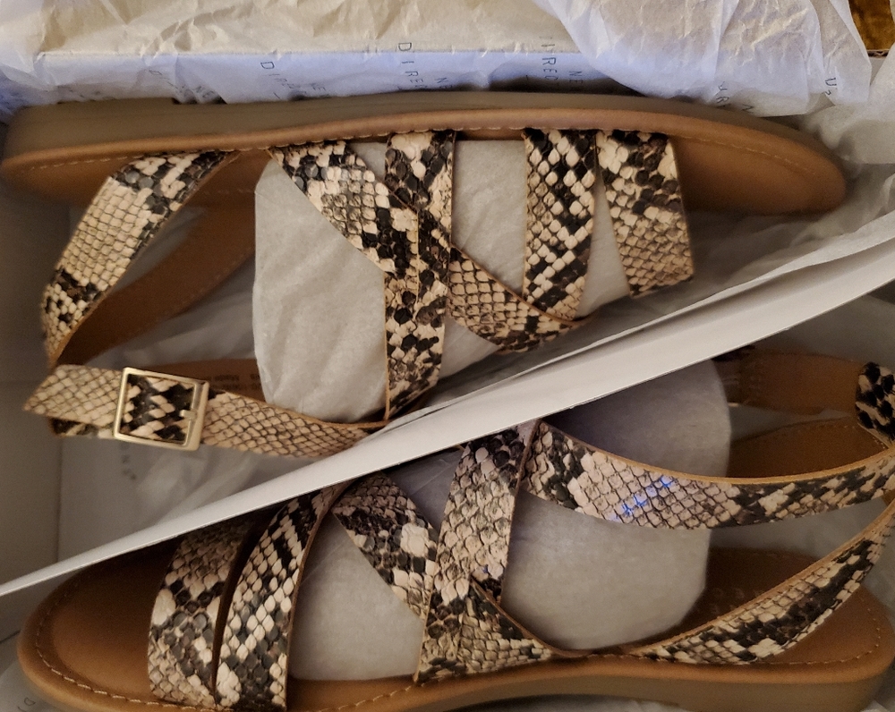New Directions® Greeway Sandals - Picture 5 of 14